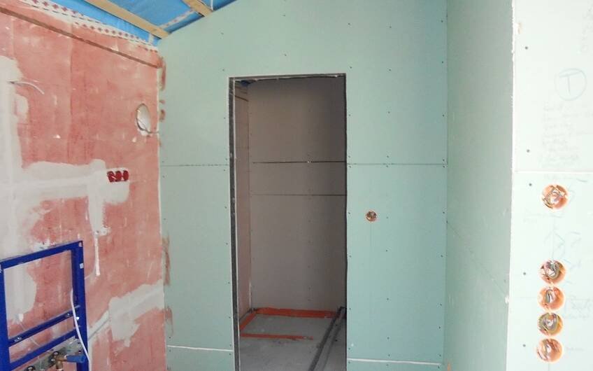 Sanitärrohinstallation im Badezimmer des individuell geplanten Einfamilienhauses Futura Pult von Kern-Haus in Obrigheim