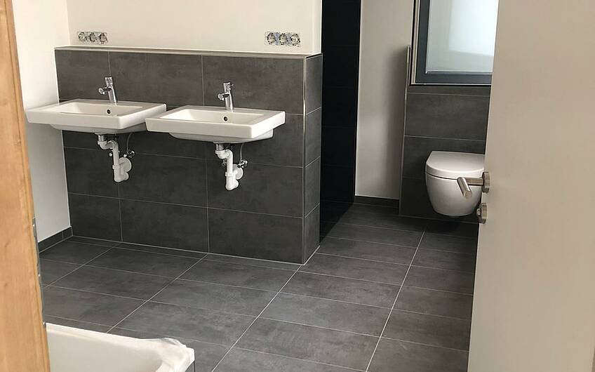 Sanitärendmontage im Badezimmer der Kern-Haus-Stadtvilla Signus in Plankstadt