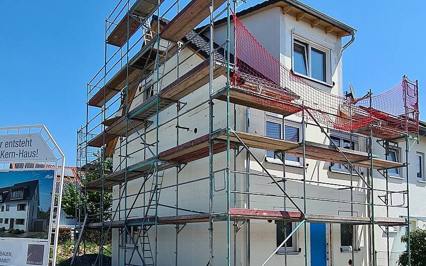 Geschlossener Rohbau der individuell geplanten Doppelhaushälfte Twin XL von Kern-Haus in Eggenstein-Leopoldshafen