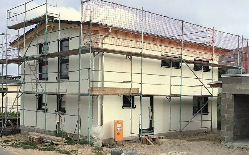 Geschlossener Rohbau des frei geplanten Familienhauses von Kern-Haus in Erbes-Büdesheim