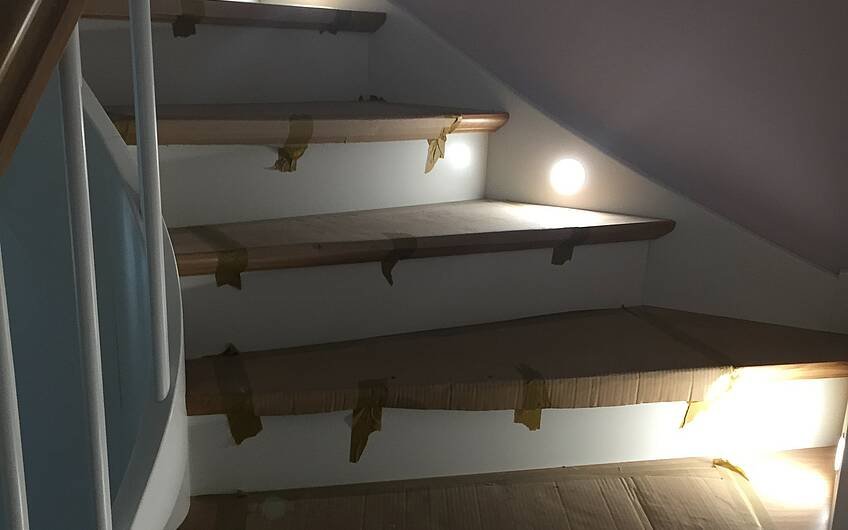 Treppenaufgang mit LED-Leuchten im Kern-Haus in Güsen
