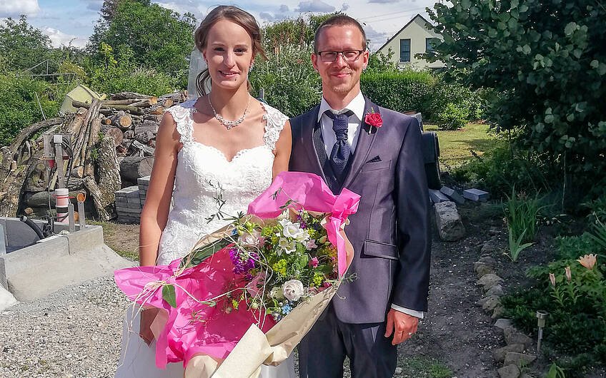 Bauherren-Brautpaar mit Blumenstrauße für Kern-Haus Halle