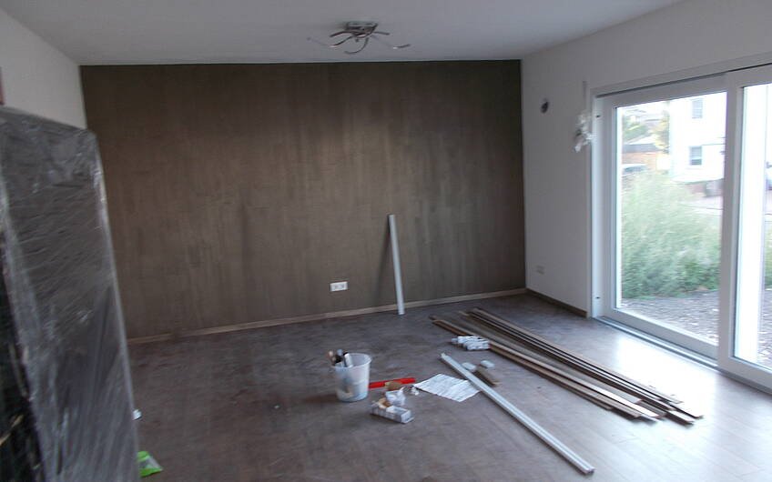 Verlegter Laminatboden im Wohnzimmer des individuell geplanten Einfamilienhauses Signum von Kern-Haus in Einselthum