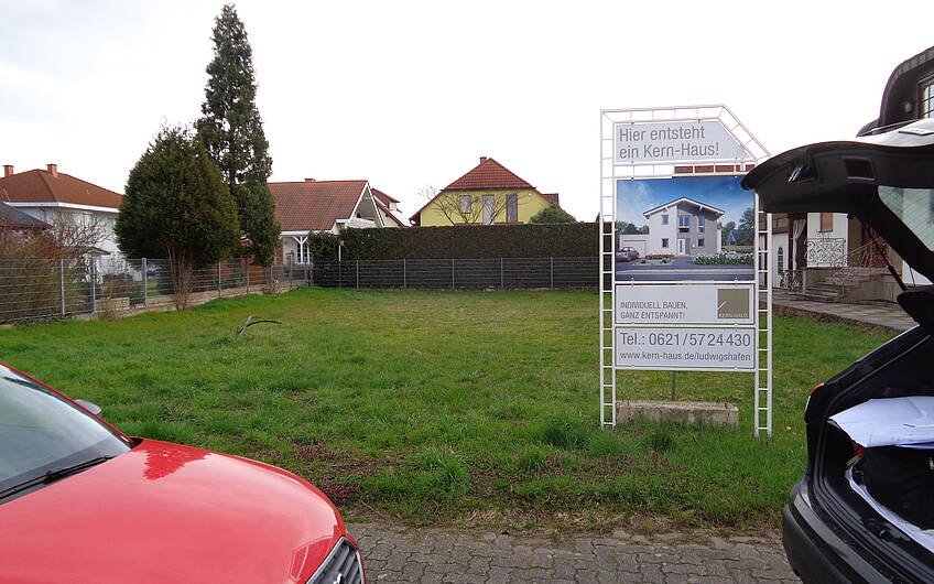 Baustellenschild auf dem Grundstück für das individuell geplante Einfamilienhaus Vero von Kern-Haus in Harthausen
