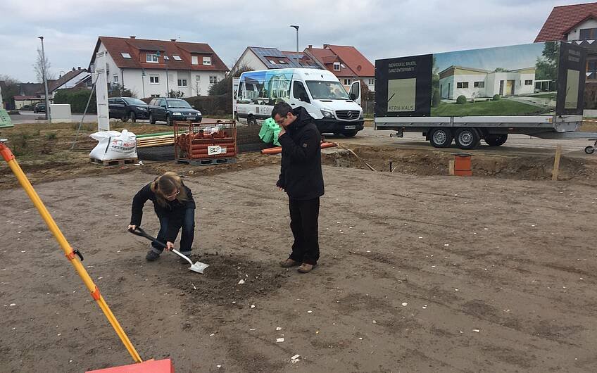 Vergraben der Grundsteinkiste bei der Grundsteinlegung für das individuell geplante Einfamilienhaus Signum von Kern-Haus in Römerberg