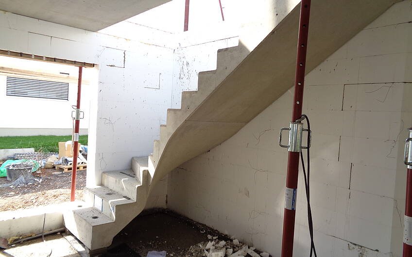 Treppe im Rohbau des frei geplanten Einfamilienhauses von Kern-Haus in Römerberg