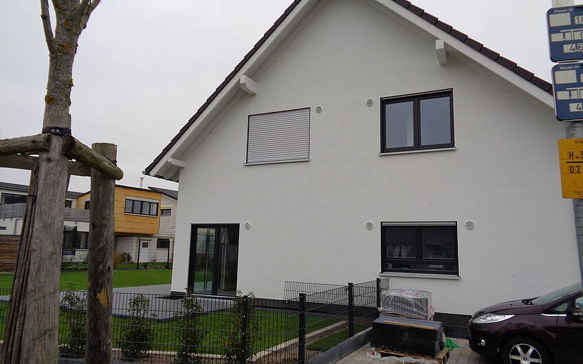 Individuell geplantes Einfamilienhaus Luna von Kern-Haus in Dettenheim mit fertig angelegtem Garten und Terrasse