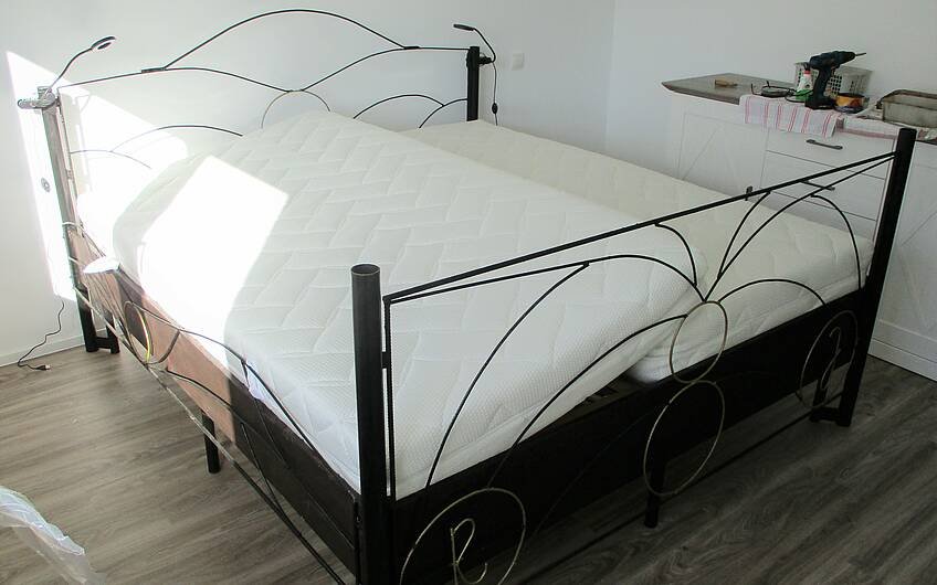 Im Schlafzimmer lässt es sich zukünftig herrlich träumen. Das Bett wurde aufgebaut.