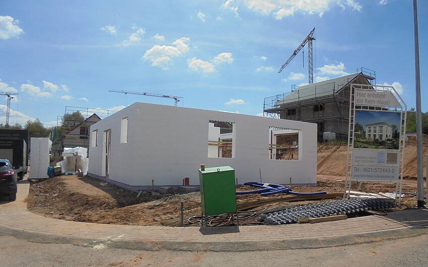 Bau der Erdgeschosswände der Kern-Haus-Stadtvilla Signus in Otterberg
