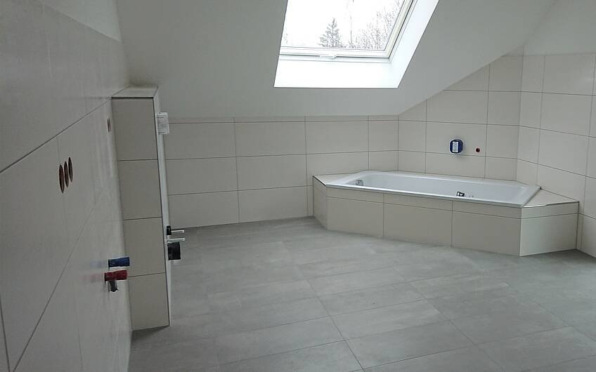 Fertig gefliestes Badezimmer im frei geplanten Einfamilienhaus von Kern-Haus in Bad Dürkheim