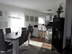 Esszimmer und Küche im individuell geplanten Einfamilienhaus Signum von Kern-Haus in Einselthum