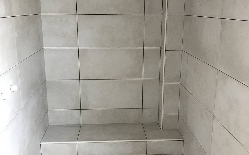 Duschbereich im Badezimmer des frei geplanten Einfamilienhauses von Kern-Haus in Freisbach