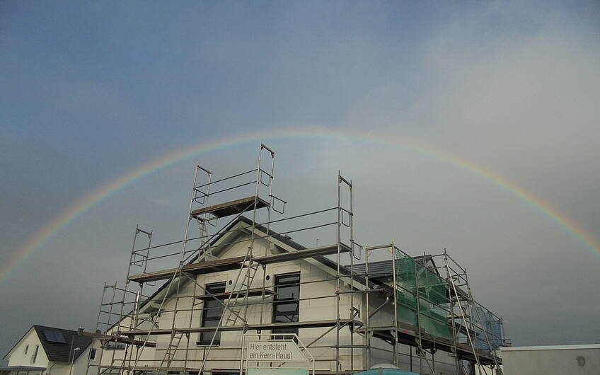Regenbogen über dem frei geplanten Einfamilienhaus von Kern-Haus in Worms
