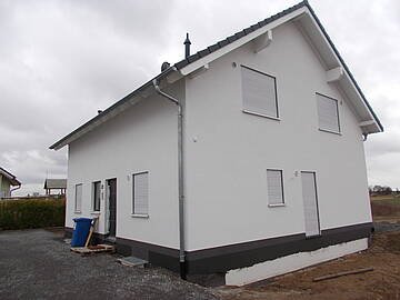 Das individuell geplante Einfamilienhaus Luna von Kern-Haus in Bruchsal mit fertiger Außenfassade