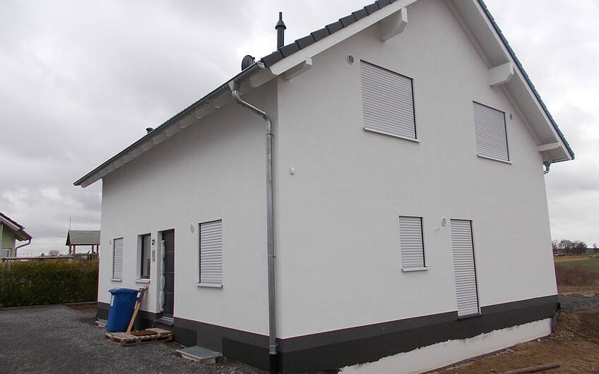 Das individuell geplante Einfamilienhaus Luna von Kern-Haus in Bruchsal mit fertiger Außenfassade
