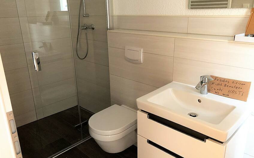 Gäste-WC mit Dusche im Kern-Haus Bungalow in Wolmirstedt