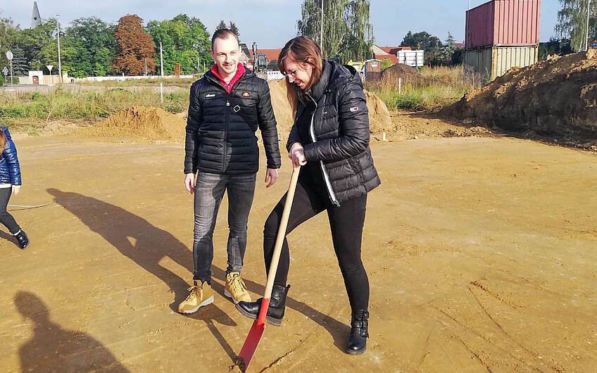 Bauherren beim Ausgraben des Loches für Grundsteinlegung des Kern-Haus Jara in Merseburg