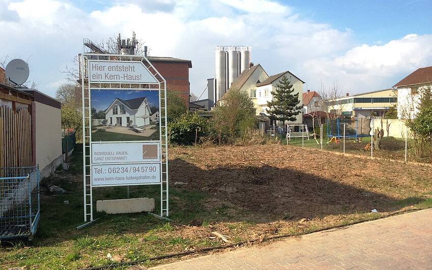 Baustellenschild auf dem Grundstück für das individuell geplante Einfamilienhaus Signum von Kern-Haus in Hochdorf-Assenheim