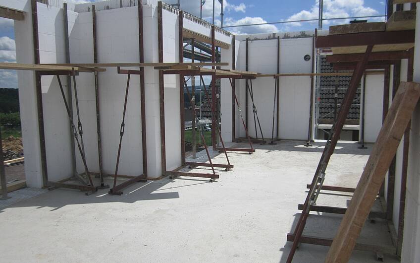 Mit Baustützen wird das Mauerwerk vor dem Betonieren stabilisiert.                    