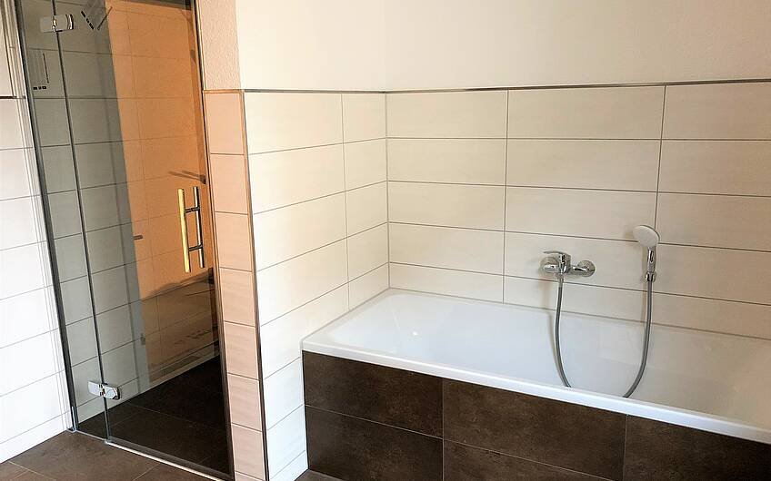 Dusche und Badewanne im Kern-Haus-Bungalow in Wolmirstedt