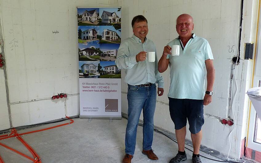 Bernd Vogt mit Interessent bei der Rohbaubesichtigung im frei geplanten Einfamilienhaus von Kern-Haus in Bad Dürkheim