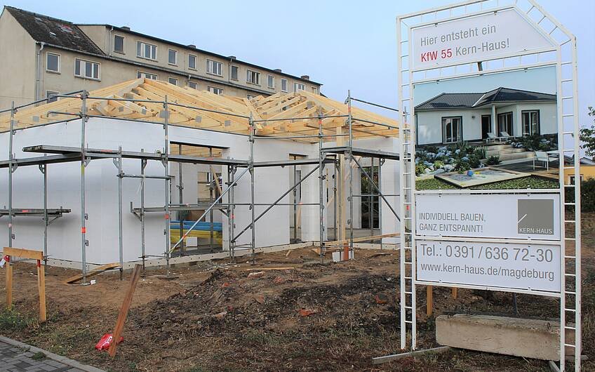 Kern-Haus Bungalow Balance im Rohbau mit Dachbalken in Wolmirstedt