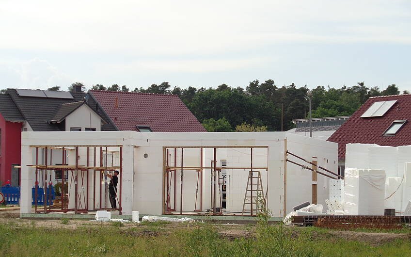 Erdgeschosswände des individuell geplanten Einfamilienhauses Allea von Kern-Haus in Jockgrim