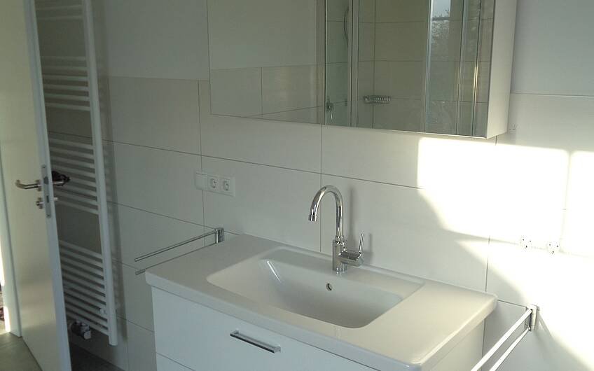 Waschbecken im Badezimmer des frei geplanten Einfamilienhauses von Kern-Haus in Bad Dürkheim