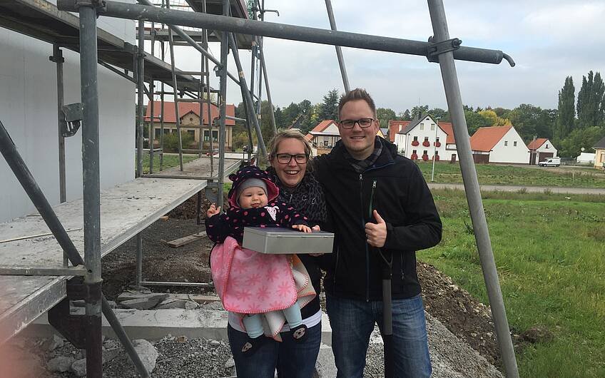 Baufamilie bei der Grundsteinlegung für ihr individuell geplantes Kern-Haus Komfort in Obrigheim