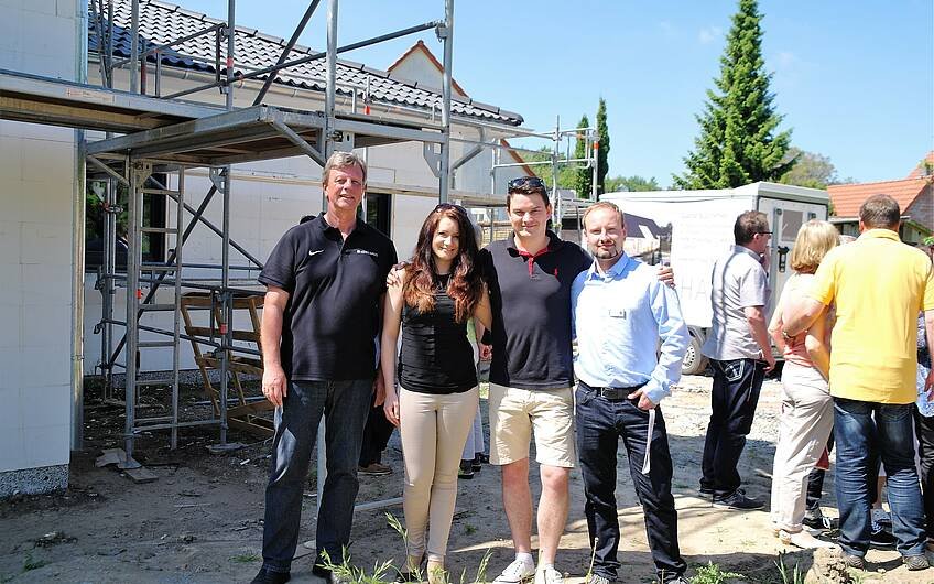 Die Bauherren (mitte) vor ihrem künftigen Traumhaus gemeinsam mit Verkaufsleiter Joachim Schmahl und Bauleiter Yves Balster