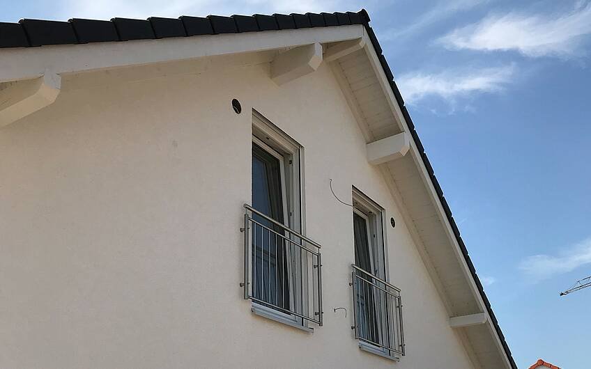 Französische Balkone des individuell geplanten Familienhauses Family von Kern-Haus in Worms-Pfeddersheim 