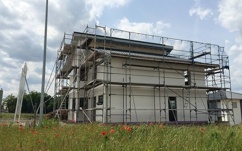 Seitenansicht des Rohbaus des individuell geplanten Einfamilienhauses Futura Pult von Kern-Haus in Obrigheim
