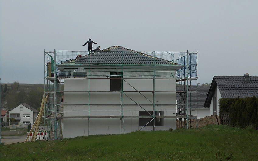 Dacheindeckung der individuell geplanten Kern-Haus-Stadtvilla Signus in Obrigheim