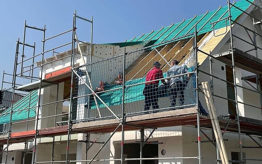 Dachfolie und Dachlattung wird auf dem Dachstuhl angebracht.