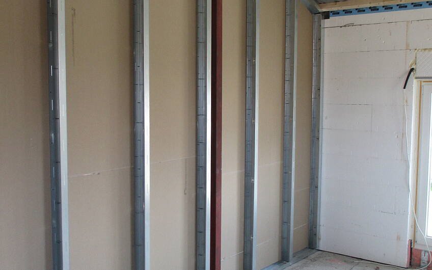 Die raumbegrenzende Konstruktion der Metallständerwände erfolgt in der Bauphase des Innenausbaus.