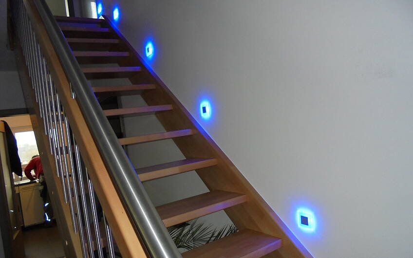 Beleuchtung an der Treppe im individuell geplanten Einfamilienhaus Futura Pult von Kern-Haus in Obrigheim