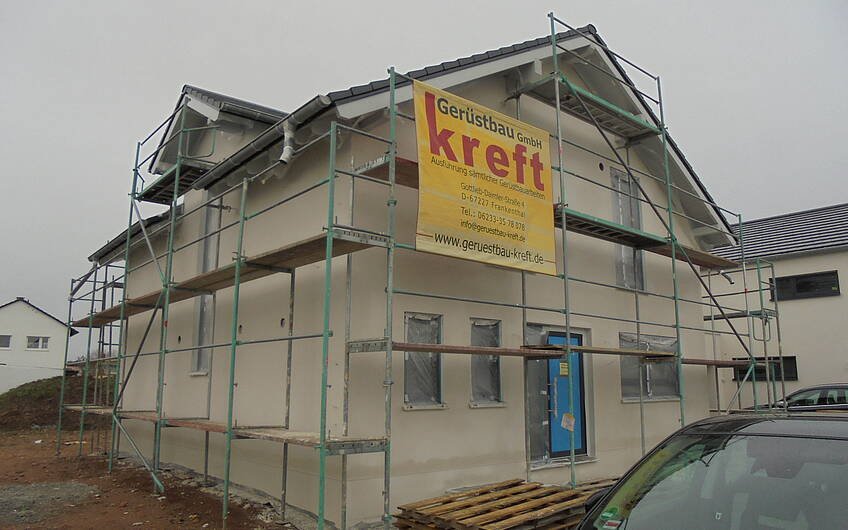 Fertig verputzte Außenfassade des frei geplanten Einfamilienhauses von Kern-Haus in Worms