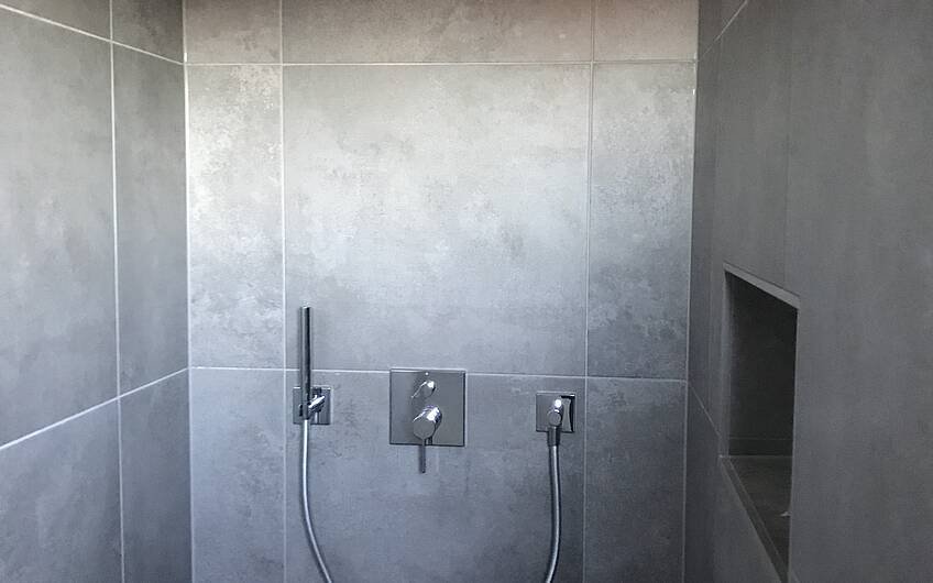 Sanitärendinstallation im Badezimmer des frei geplanten Einfamilienhauses von Kern-Haus in Bissersheim