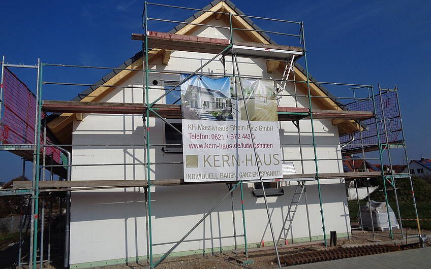 Ein großes Werbebanner ziert das individuell geplante Einfamilienhaus Signum von Kern-Haus in Römerberg.