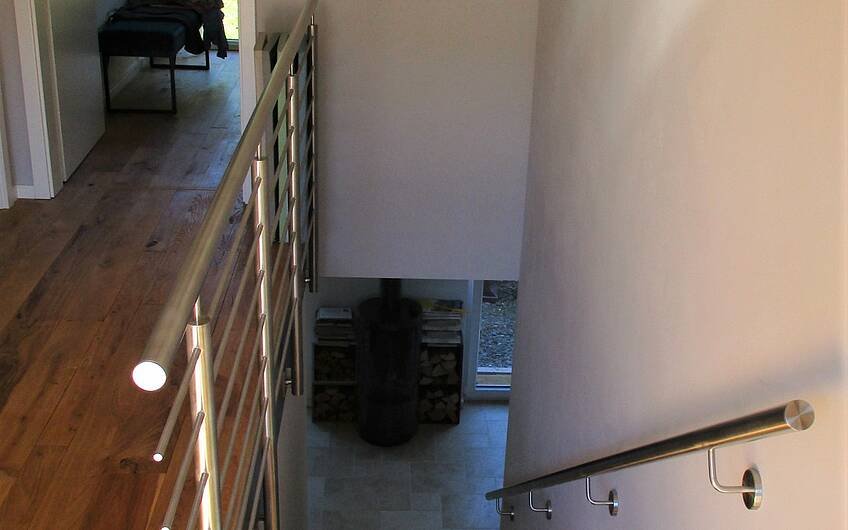 Für genügend Licht im Treppenaufgang sorgt die modische Lampe.