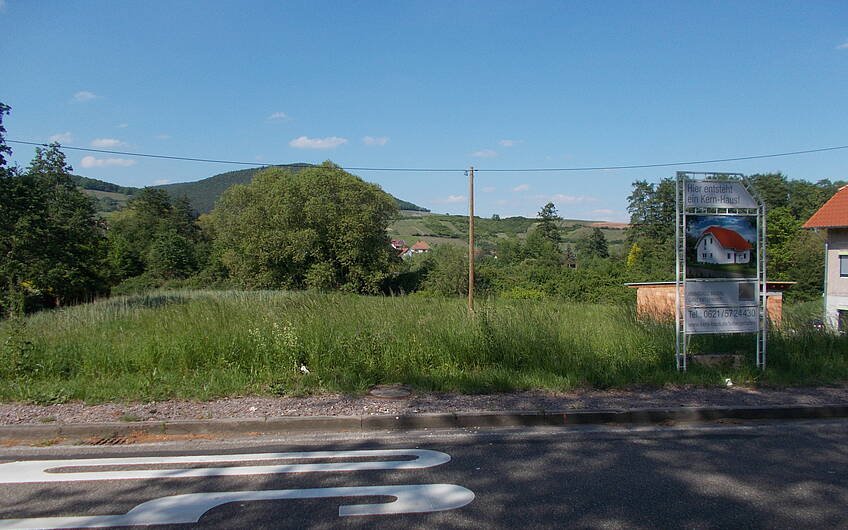 Grundstück mit Baustellenschild für das individuell geplante Einfamilienhaus Luna von Kern-Haus in Albersweiler