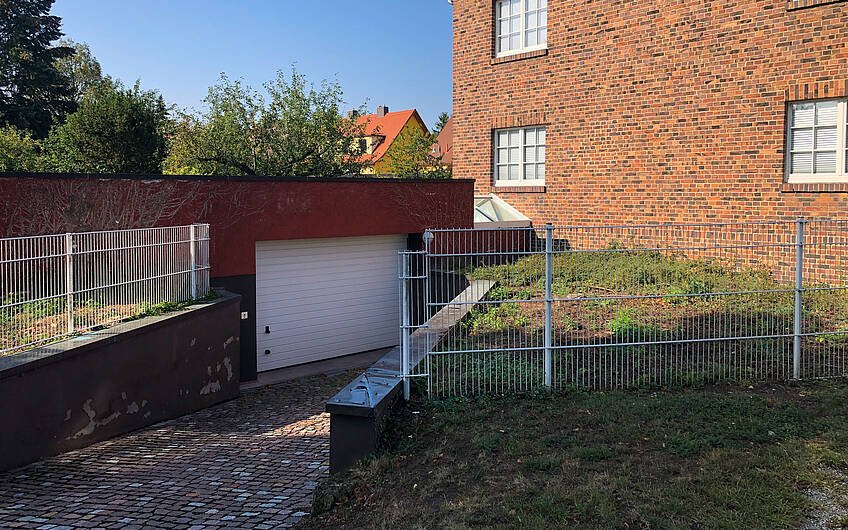 Garage vor Baubeginn des Kern-Haus Apartementhauses in Naumburg