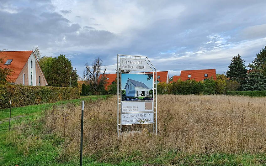 Bauschild auf Grundstück vor Baubeginn des Kern-Haus in Braschwitz