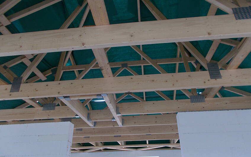 Mit Folie abgedeckter Dachstuhl des frei geplanten Einfamilienhauses von Kern-Haus in Jockgrim