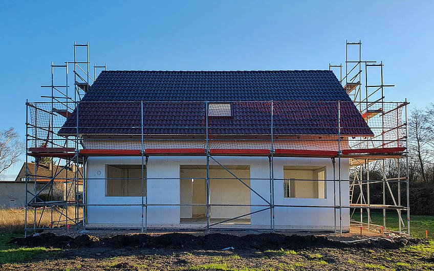 Kern-Haus Rohbau mit Dacheindeckung und Fensteröffnungen in Braschwitz