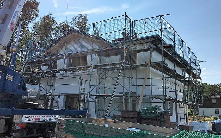 In Biederitz wird das Dach der Stadtvilla von Kern-Haus gedeckt.