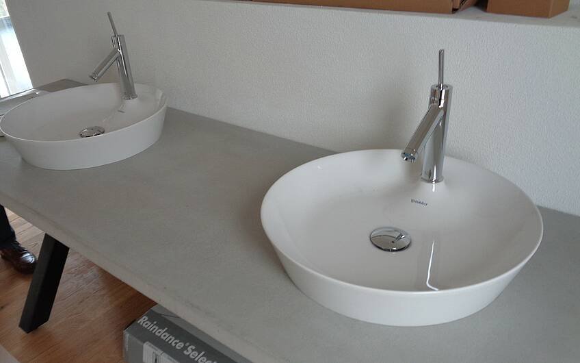Tisch mit zwei Waschbecken im Badezimmer der frei geplanten Kern-Haus-Stadtvilla in Jockgrim