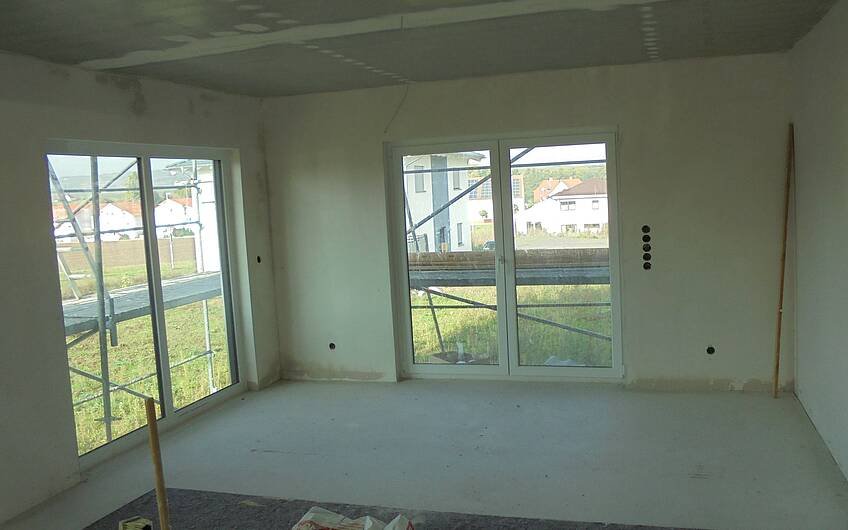 Bereitliegende Tapetenrollen im Wohnzimmer des individuell geplanten Einfamilienhauses Futura Pult von Kern-Haus in Obrigheim
