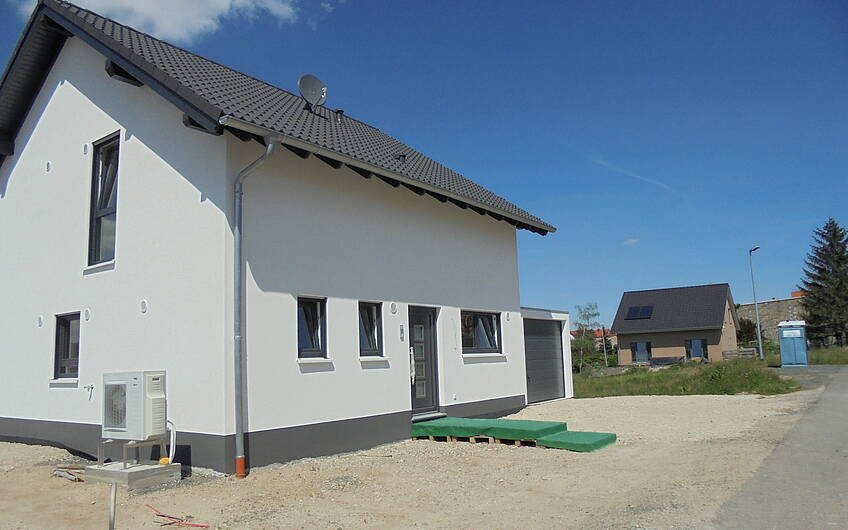 Zugang zum individuellen Familienhaus Komfort von Kern-Haus in Obrigheim