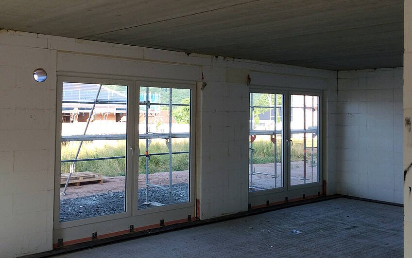 Bodentiefe Fenster im Wohnbereich des frei geplanten Familienhauses von Kern-Haus in Zweibrücken